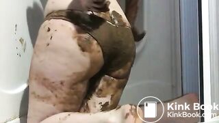 Curvy woman smearing her shit