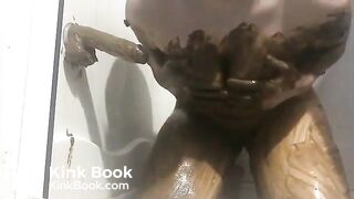 Curvy woman smearing her shit (bis)