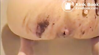 Blonde girl shit and smear it on her butt