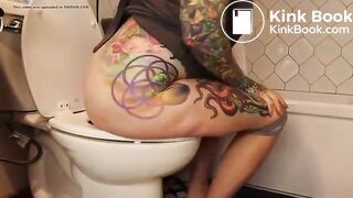 Phat ass tattoo babe shitting