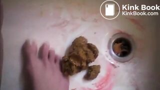 Girl shitting in the shower and smering it on her feet