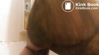 American tattooed MILF shits and smears in the tub