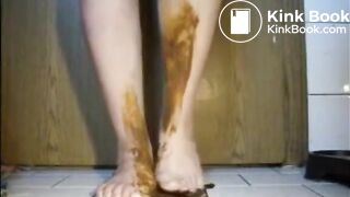 Mature bbw smearing shit on her feet and legs