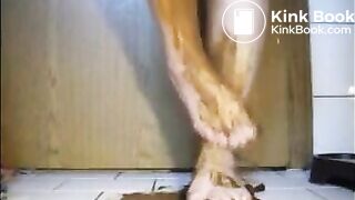 Mature bbw shitting and smear it on her feet