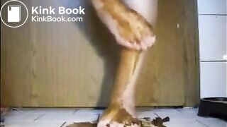 Mature bbw shitting and smear it on her feet