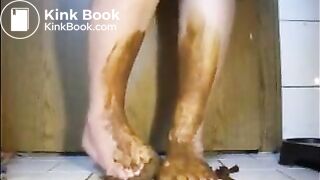 Mature bbw shitting and smear it on her feet