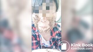 Chewing slut is doing Facial