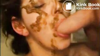 Une bonne cochonne qui se régale de pisse et merde !