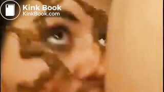 Une bonne cochonne qui se régale de pisse et merde !