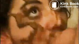 Une bonne cochonne qui se régale de pisse et merde !