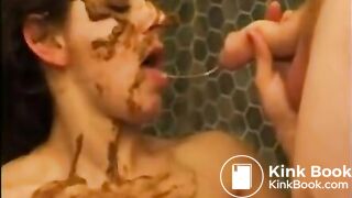 Une bonne cochonne qui se régale de pisse et merde !