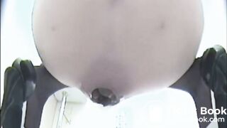 Hon föder en jätte korv del 3 Anus och bajset kommer ut