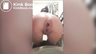 Round booty girl pooping at home