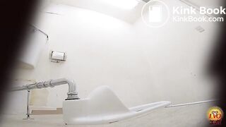 Re Upload -Super Hot Japanese gal farts and shits fat turds from her sexy bum hole