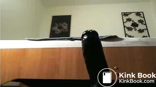 Elle utilise un gros gode  pour nous régaler avec sa merde !