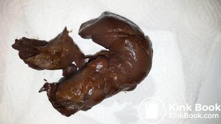 Je fais un bon gros caca que j'inonde de sperme chaud