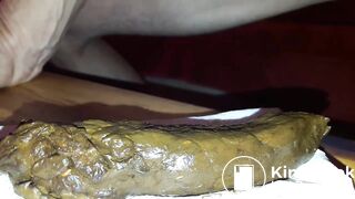 Je fais un beau boudin brun, je renifle, je goûte et je crache mon foutre