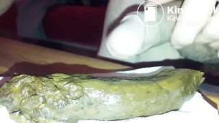 Je fais un beau boudin brun, je renifle, je goûte et je crache mon foutre