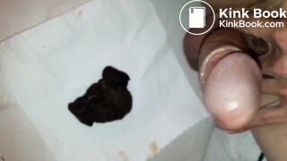 Je pousse un bon gros caca et je joue avec mon sale zizi devant, j'éjacule fort