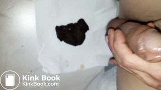 Je pousse un bon gros caca et je joue avec mon sale zizi devant, j'éjacule fort