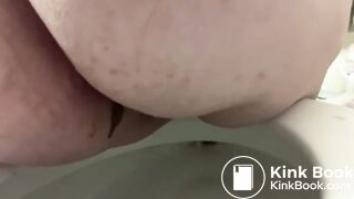 Fat Girl Struggles to Shit