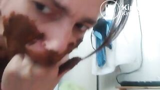 Amateur woman eating shit from the box - Scat Fan Club