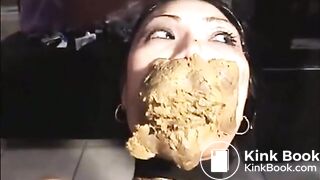 Asian Honey Bee Eats Mouthful of Shit From Asshole