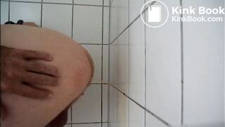 enema gegen die Wand gespritzt