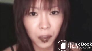 An Asian beauty swallows deeply and eats shit