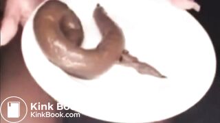 An Asian beauty swallows deeply and eats shit