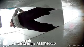Women defecate heavily in the toilet