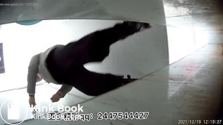 Women defecate heavily in the toilet