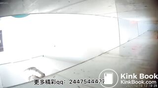 Women defecate heavily in the toilet