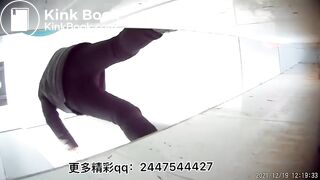 Women defecate heavily in the toilet