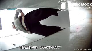 Women defecate heavily in the toilet