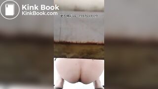 Women defecate heavily in the toilet