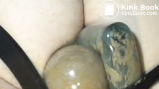 Stotende dildo neukt de darmen uit mijn reet