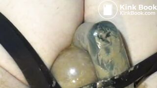 Stotende dildo neukt de darmen uit mijn reet