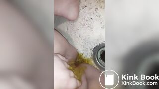 fat slut tries rubbing scat in pussy