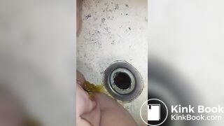 fat slut tries rubbing scat in pussy
