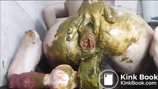 Scat Hottie Toy Fucks Her Shitty Arse to Prolapse