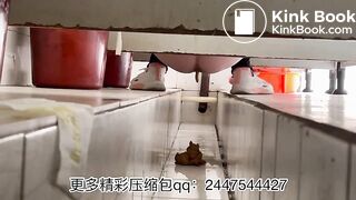 The girl excreted a lot in the toilet 003