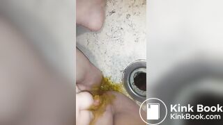 Teen rubs shit in pussy for the first time