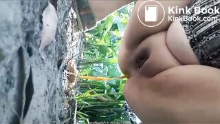 BBW pooping outdoors