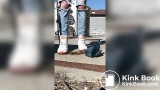 Crappy walk in Women’s Sneakers