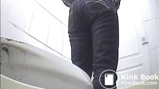 Peeing Spy WC, Milfs de culo gordo meando