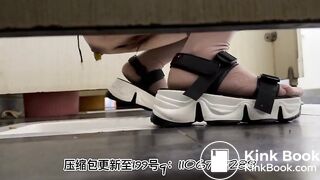 Women poop in dirty toilets 11