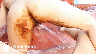 Explosive scat squirt onto her friend