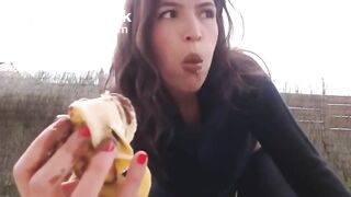 Outdoor shitting and eating