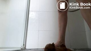 Webcam Girl shitting in shower